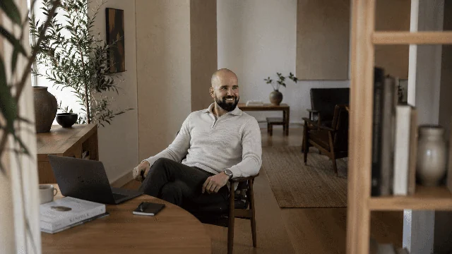 Jiří Diblík u pracovního stolu